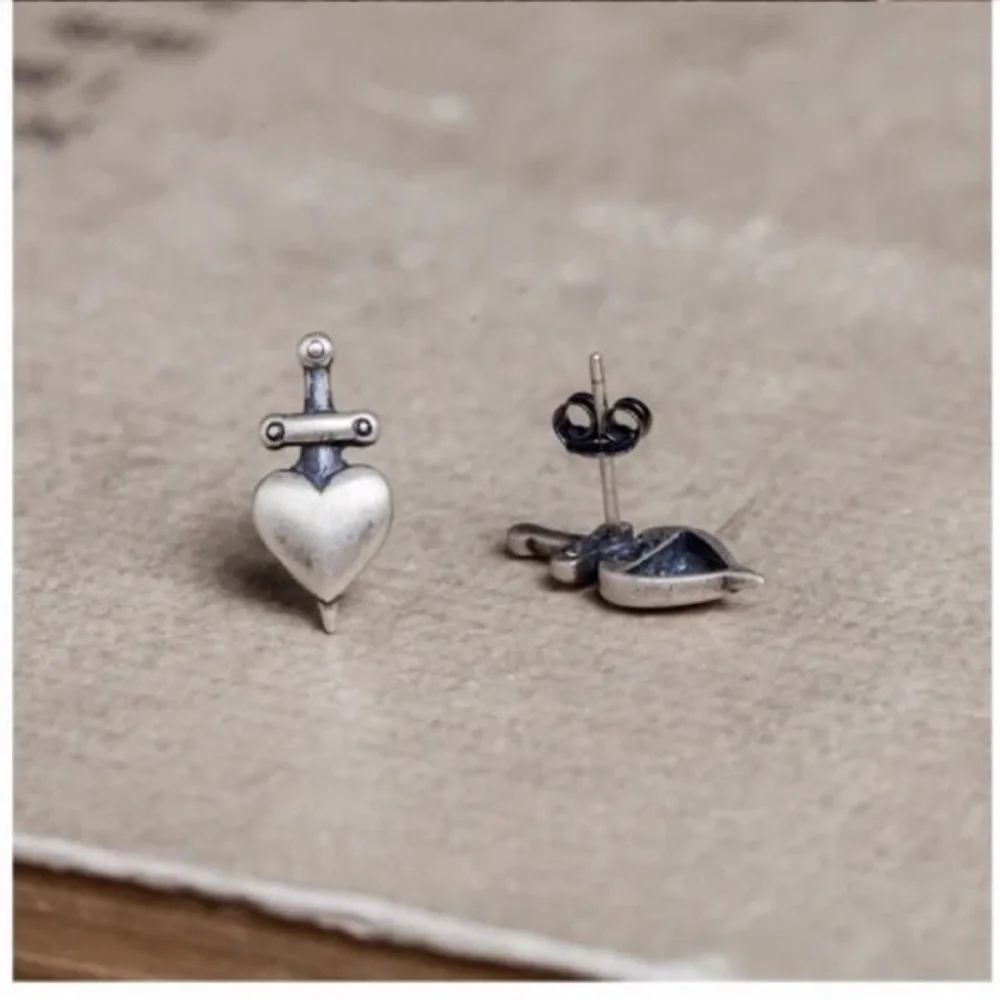Single Accent 925 Sterling silver retro punk piercing heart sword stud earring